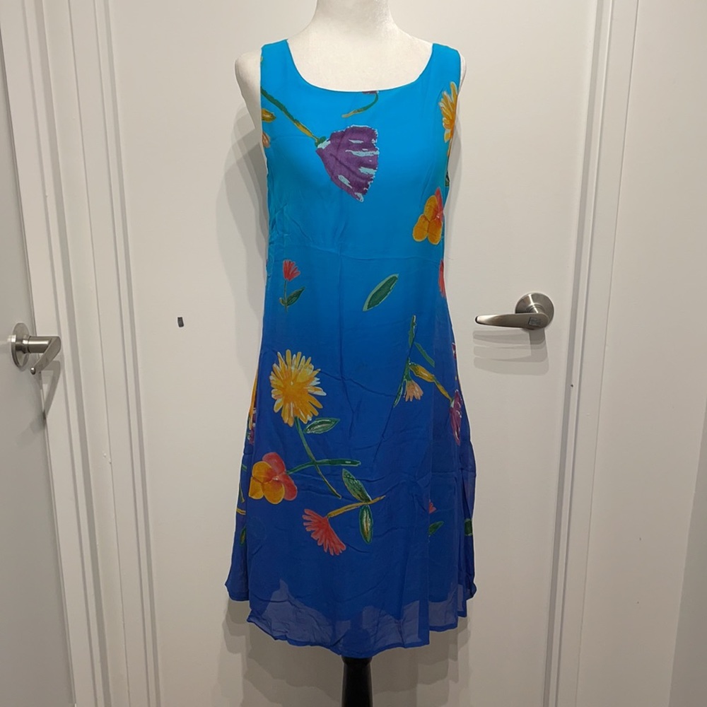 Beautiful dress 👗. Size 6.  20$.       NWOT